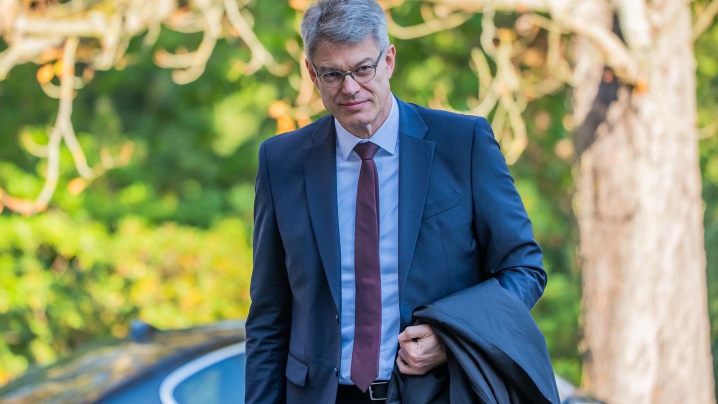 Bundesverkehrsminister Patrick Schnieder geht es wieder besser. Foto: Michael Kappeler/dpa