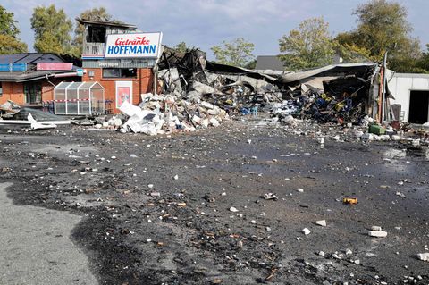 Die Explosion löste einen Brand aus. Foto: Frank Molter/dpa