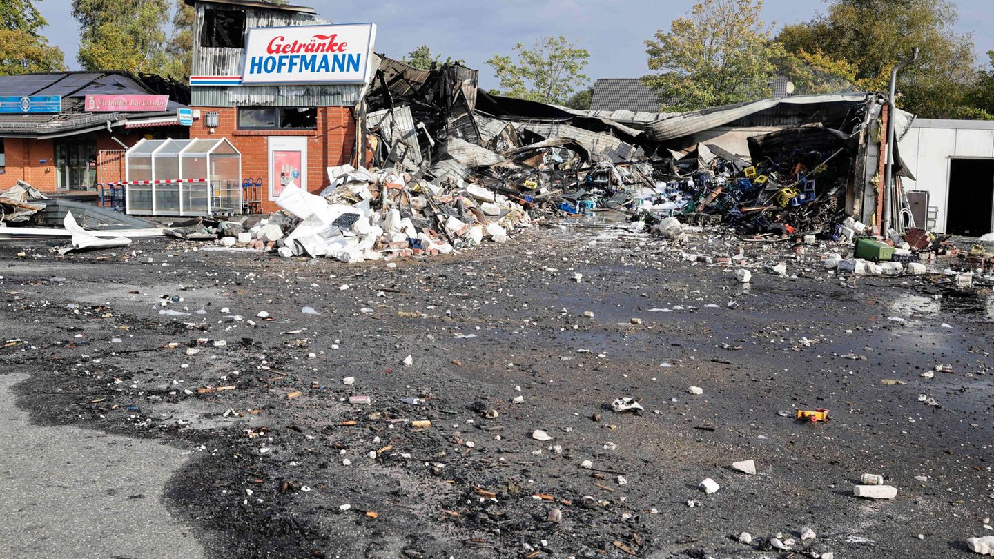 Die Explosion löste einen Brand aus. Foto: Frank Molter/dpa