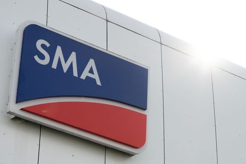 SMA Solar steht vor weiteren Einschnitten: Bis Ende 2026 sollen weltweit rund 350 Stellen wegfallen, vor allem am Standort Niest
