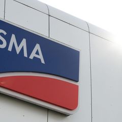 SMA Solar steht vor weiteren Einschnitten: Bis Ende 2026 sollen weltweit rund 350 Stellen wegfallen, vor allem am Standort Niest