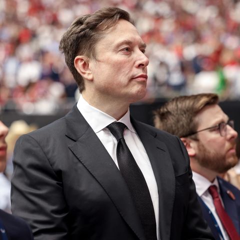 Elon Musk im Anzug bei der Gedenkfeier von Charlie Kirk