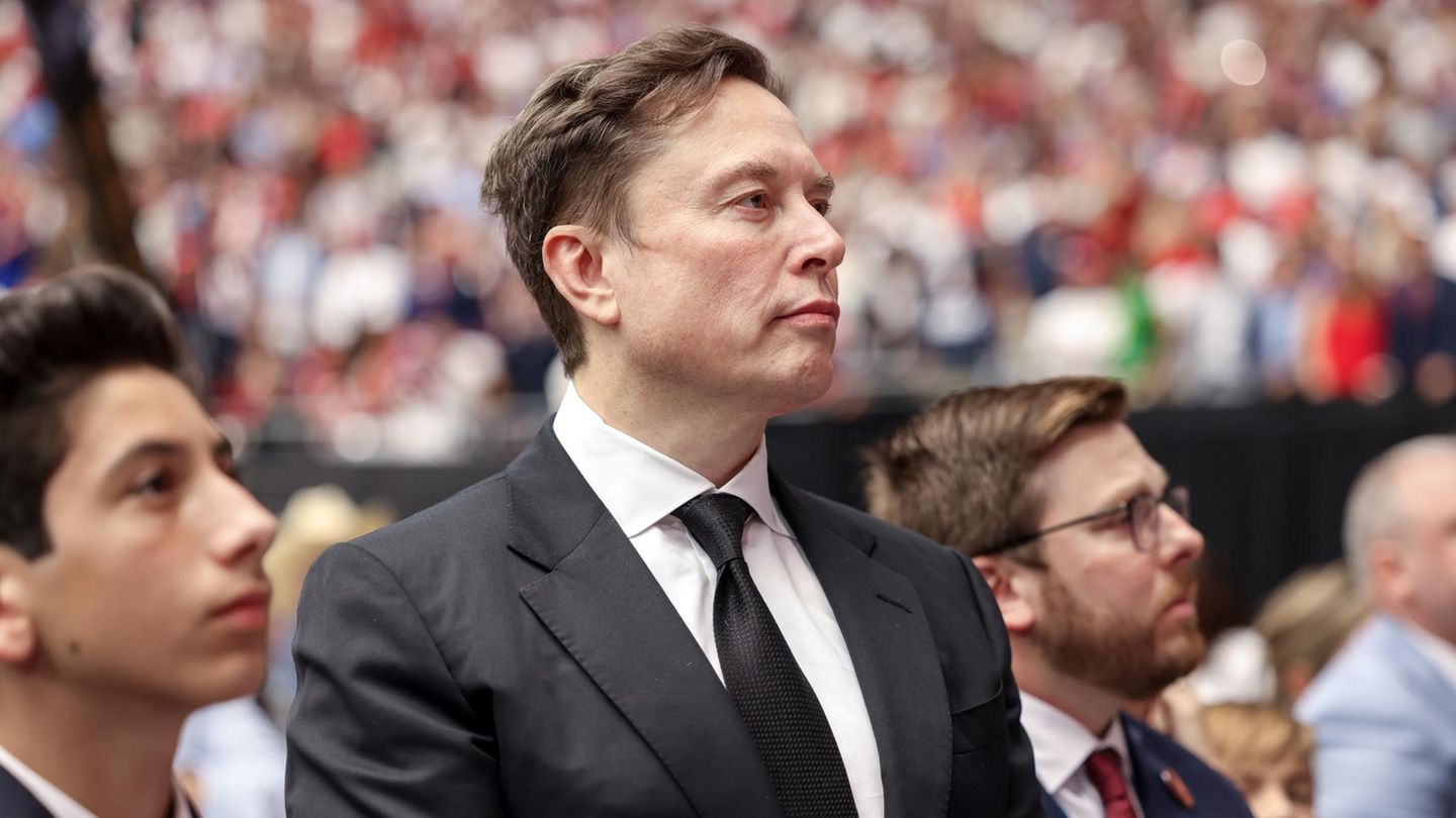 Elon Musk im Anzug bei der Gedenkfeier von Charlie Kirk