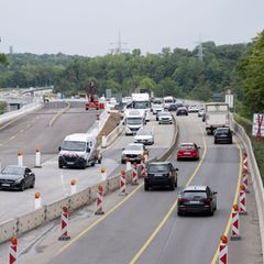 Zunächst waren nur zwei verengte Fahrstreifen in jede Richtung freigegeben worden. (Archivbild) Foto: Boris Roessler/dpa