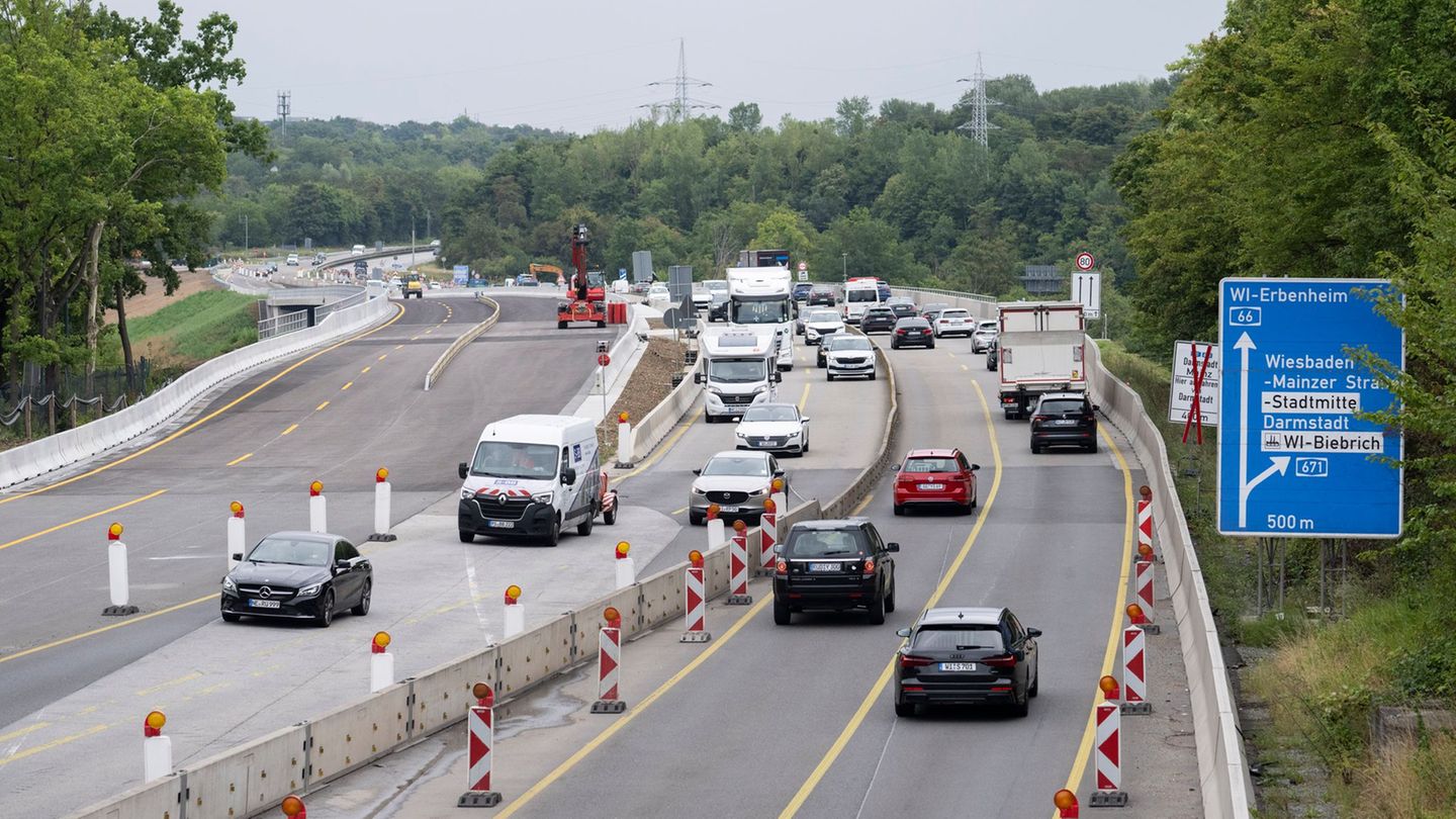 Zunächst waren nur zwei verengte Fahrstreifen in jede Richtung freigegeben worden. (Archivbild) Foto: Boris Roessler/dpa
