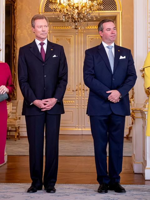 Luxemburg: Herzog Henri und sein Sohn Guillaume stehen nebeneinander. Zu ihrer Seite stehen ihre Frauen.