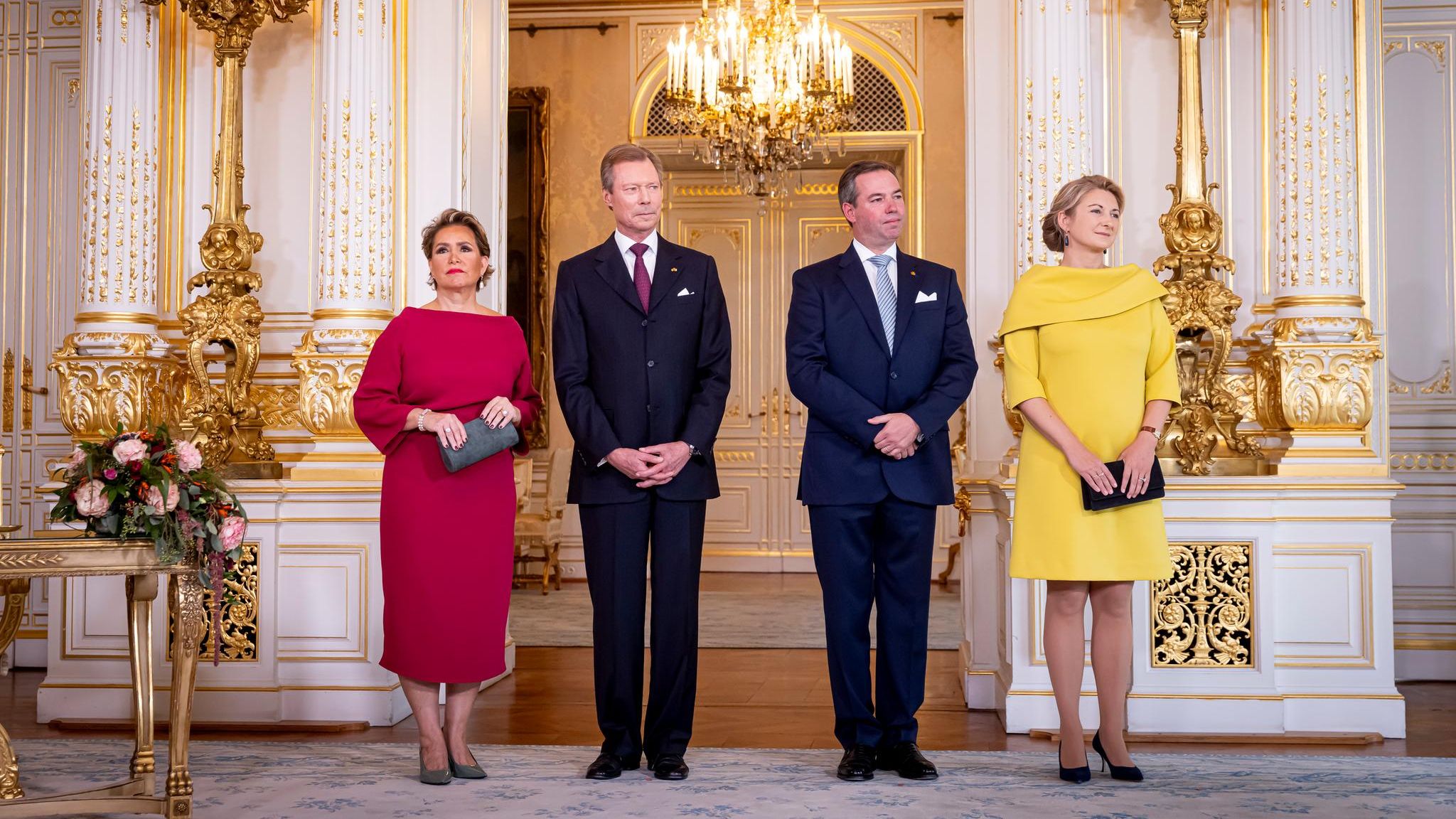 Luxemburg: Herzog Henri und sein Sohn Guillaume stehen nebeneinander. Zu ihrer Seite stehen ihre Frauen.