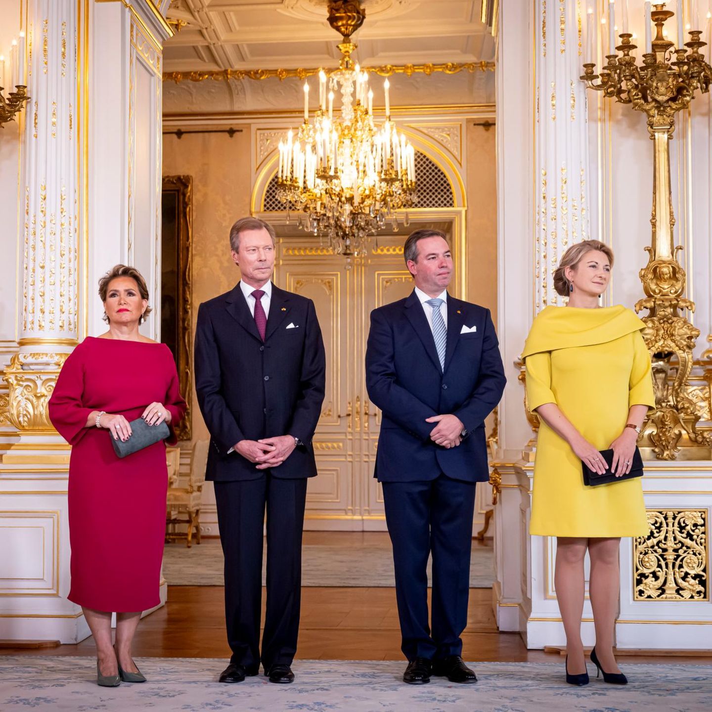 Luxemburg: Herzog Henri und sein Sohn Guillaume stehen nebeneinander. Zu ihrer Seite stehen ihre Frauen.