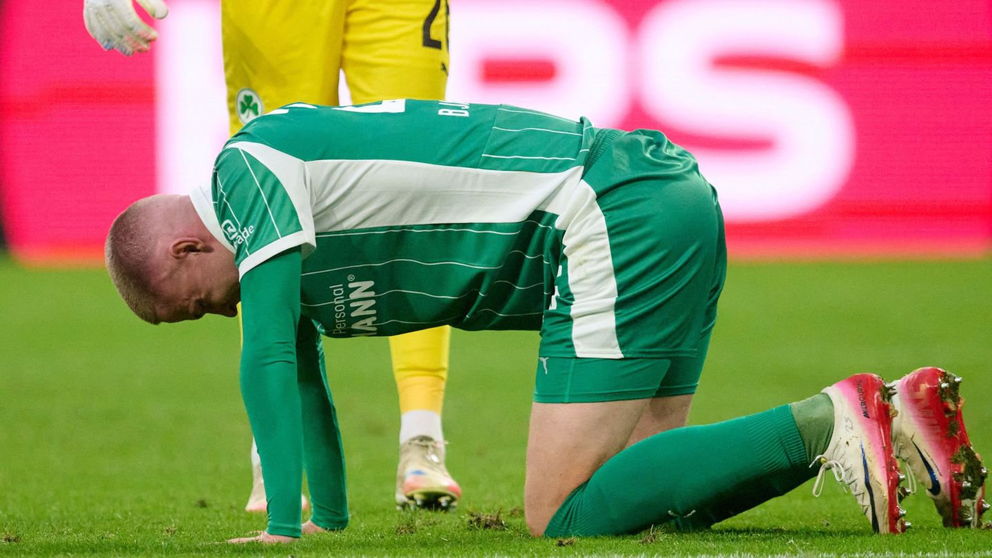 Brynjar Bjarnason droht als einer von mehreren Fürth-Profis gegen Hannover auszufallen. (Archivfoto) Foto: Bernd Thissen/dpa