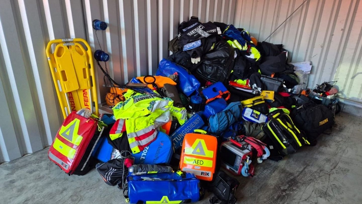 Über 300 Beweismittel fanden die Beamten bei dem 61-Jährigen. Foto: -/Kreispolizei Euskirchen/dpa