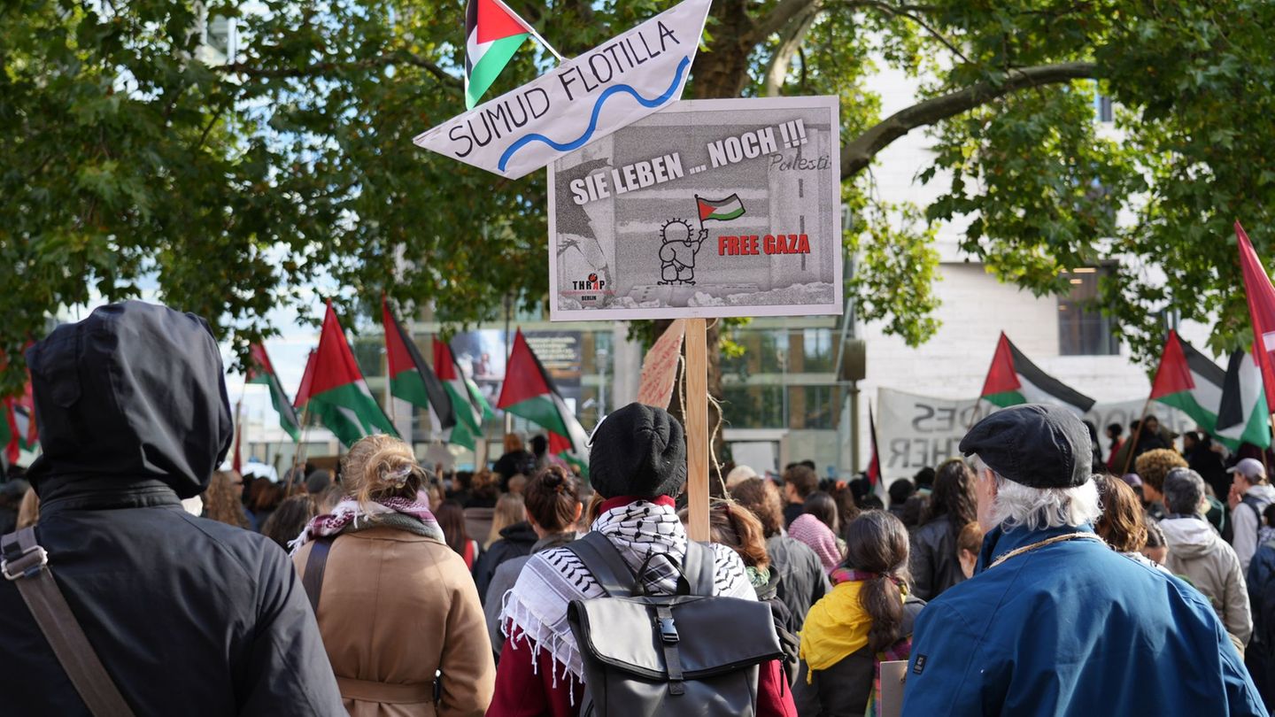 Die Demonstration sollte nach Angaben der Veranstalter Solidarität mit der Flotte zeigen, die Hilfsgüter nach Gaza bringen sollt