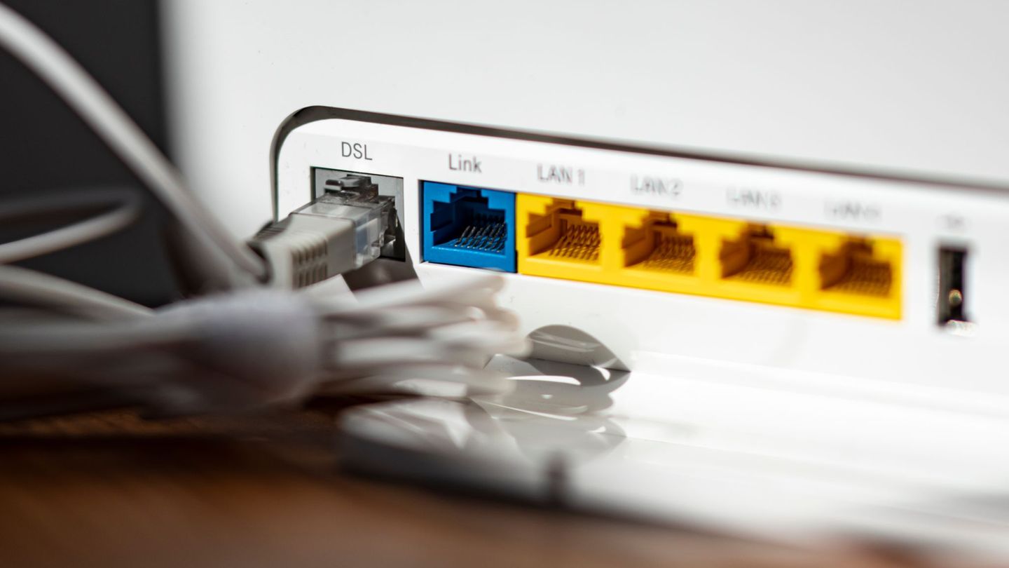 Ein LAN-Kabel im Router - in Millionen Haushalten steckt es noch immer in der DSL-Öffnung. Foto: Fabian Sommer/dpa