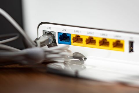 Ein LAN-Kabel im Router - in Millionen Haushalten steckt es noch immer in der DSL-Öffnung. Foto: Fabian Sommer/dpa