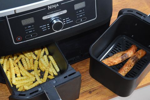 Pommes und Lachs in der Ninja Heißluftfritteuse