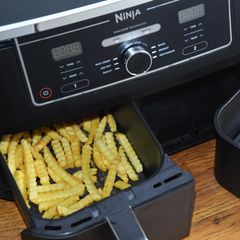 Pommes und Lachs in der Ninja Heißluftfritteuse