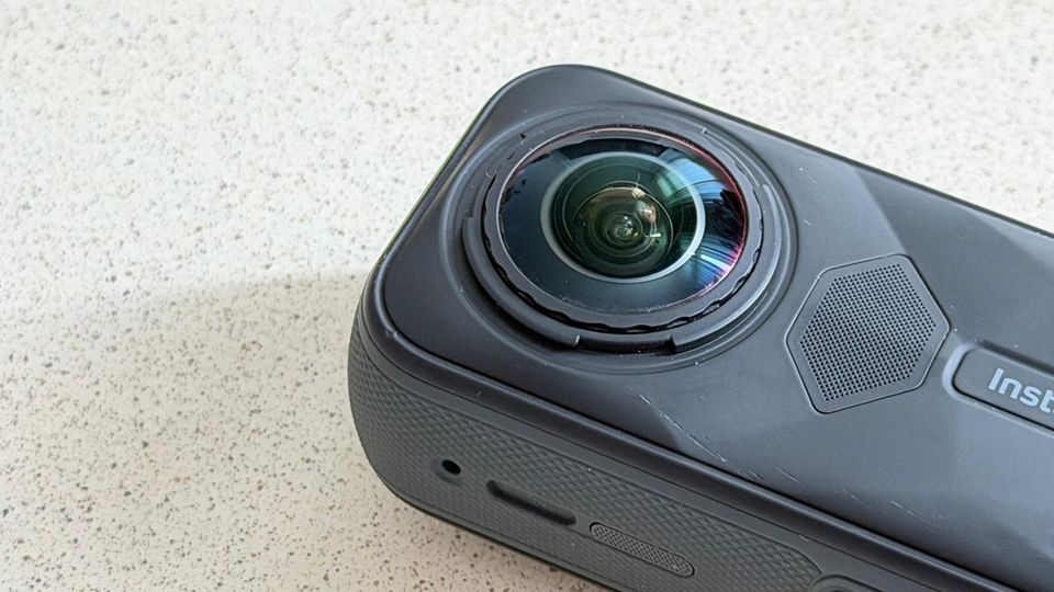 Eine Insta360 X5 liegt auf einer Steinplatte Eine Insta360 X5 liegt auf einer Steinplatte