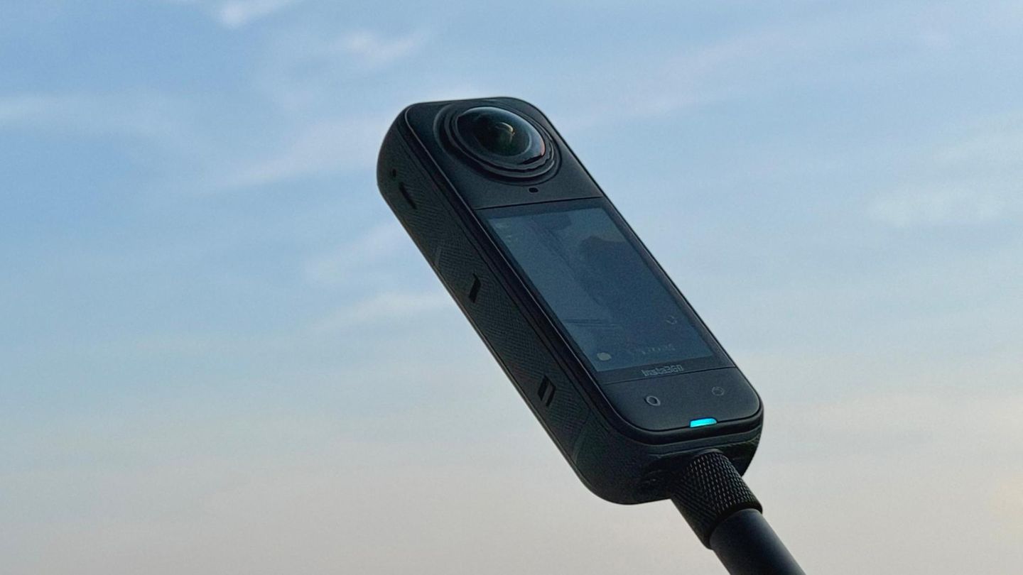 Eine Insta360 X5 vor dem Abendhimmel