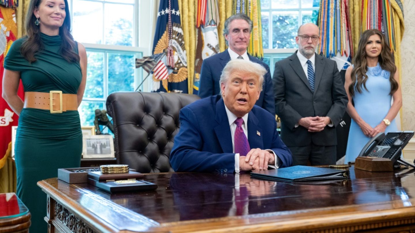 US-Präsident Trump und Budgetdirektor Vought (2.v.r.)