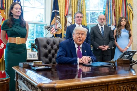 US-Präsident Trump und Budgetdirektor Vought (2.v.r.)