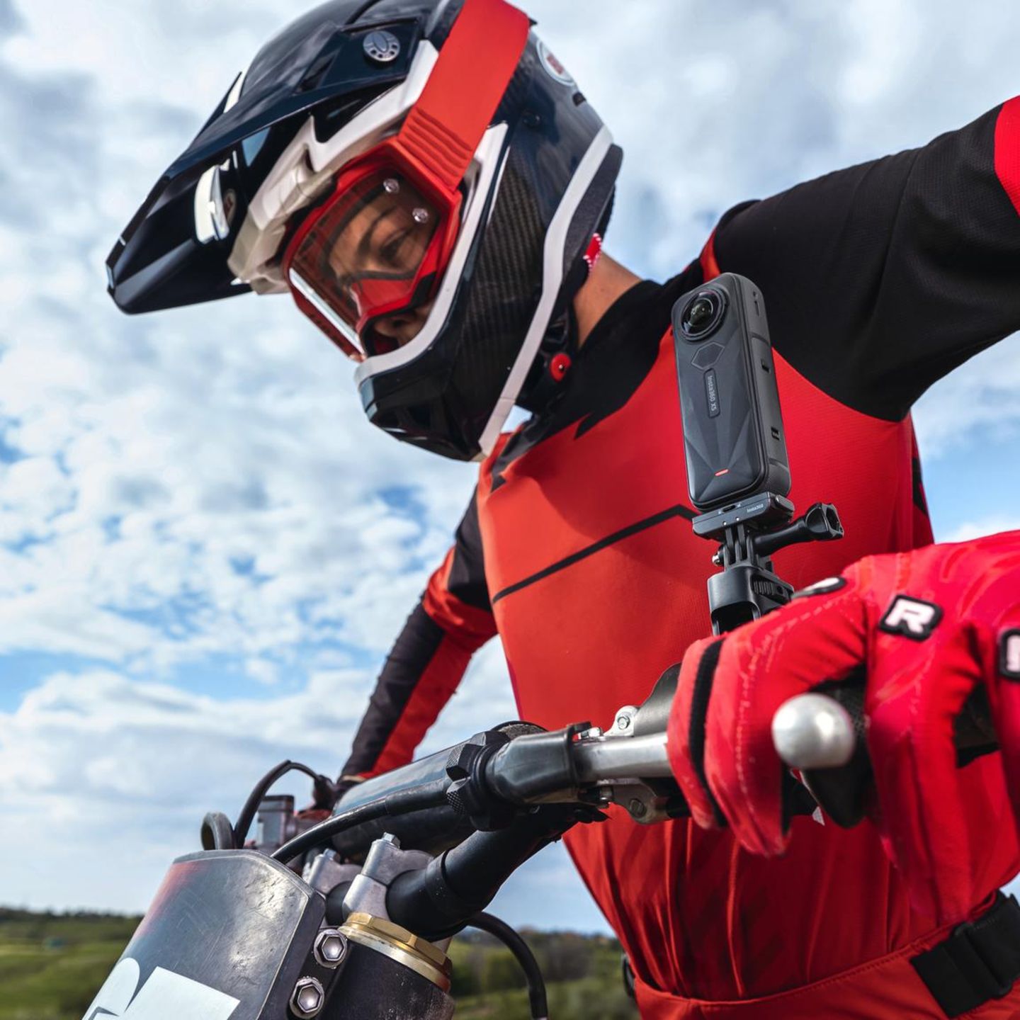 Eine Insta360 X5 ist auf einem Mpountainbike montiert