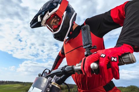 Eine Insta360 X5 ist auf einem Mpountainbike montiert