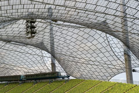 Das Zeltdach im Olympiapark ist in die Jahre gekommen und wird nun saniert. (Archivbild) Foto: picture alliance / dpa