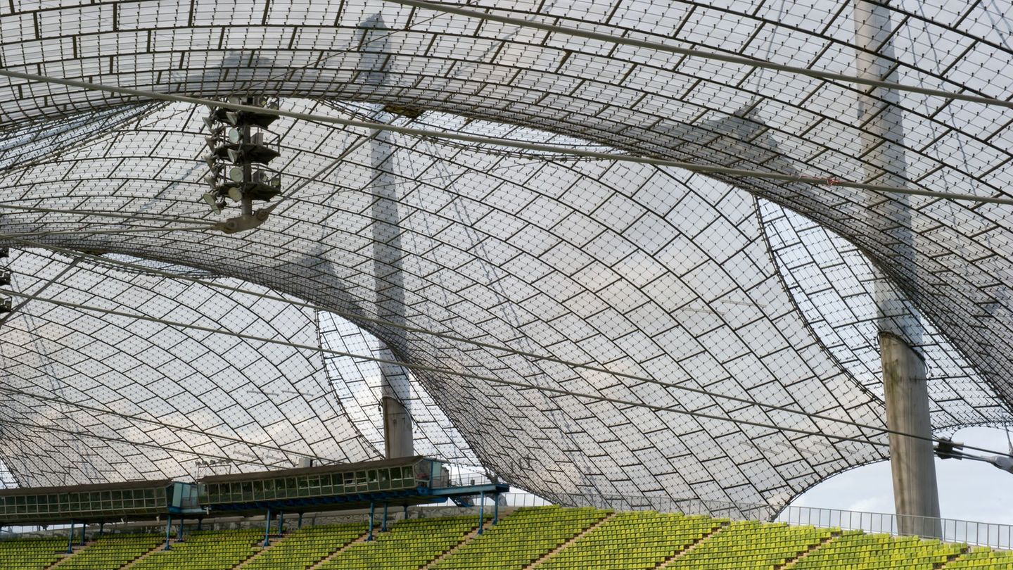 Das Zeltdach im Olympiapark ist in die Jahre gekommen und wird nun saniert. (Archivbild) Foto: picture alliance / dpa