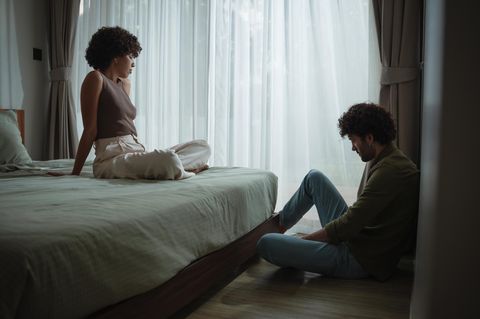 Sex: Ein paar beim Streit. Eine Frau sitzt auf dem Bett, ein Mann sitzt davor. Beide schauen resigniert.