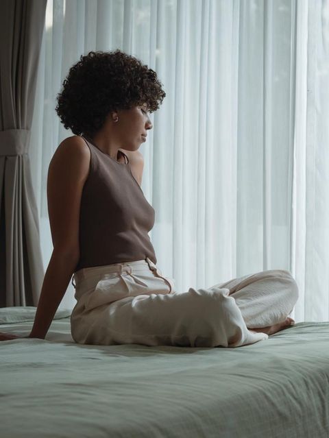 Sex: Ein paar beim Streit. Eine Frau sitzt auf dem Bett, ein Mann sitzt davor. Beide schauen resigniert.