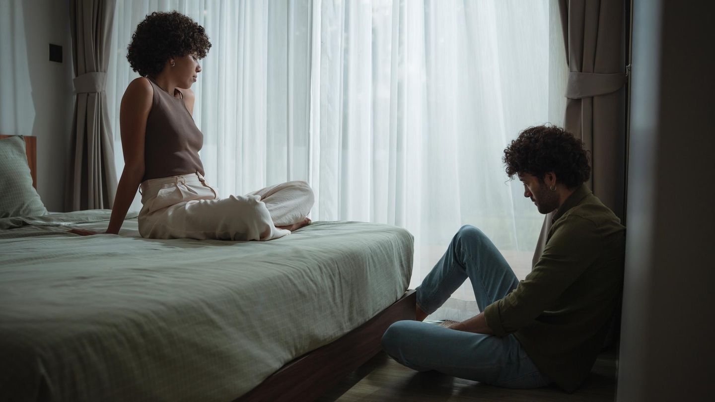Sex: Ein paar beim Streit. Eine Frau sitzt auf dem Bett, ein Mann sitzt davor. Beide schauen resigniert.