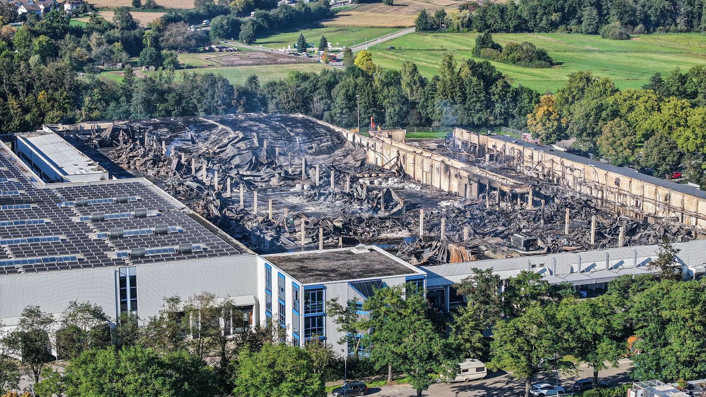 Das Feuer hat Brandruinen hinterlassen. Foto: Jason Tschepljakow/dpa