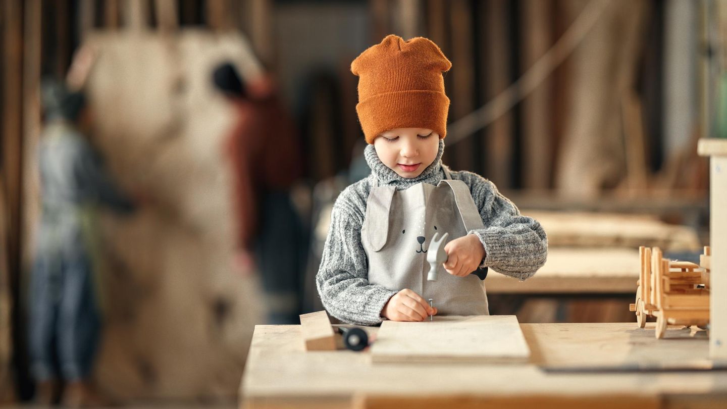 Waldorfschule: Ein Kind beim Werken mit Holz