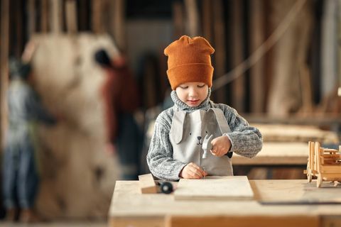 Waldorfschule: Ein Kind beim Werken mit Holz
