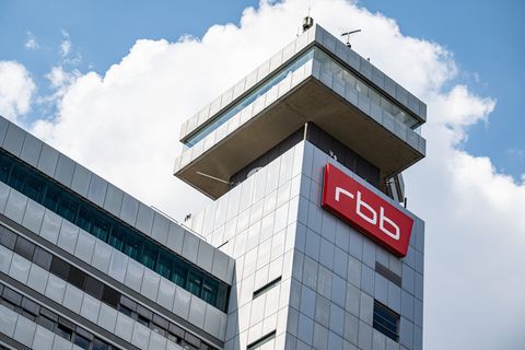 Ein Schild mit dem Logo des RBB hängt an dem Gebäude des Fernsehzentrums. Foto: Fabian Sommer/dpa
