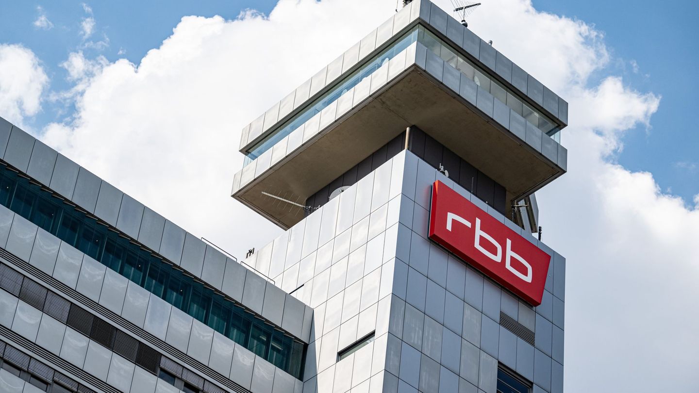 Ein Schild mit dem Logo des RBB hängt an dem Gebäude des Fernsehzentrums. Foto: Fabian Sommer/dpa