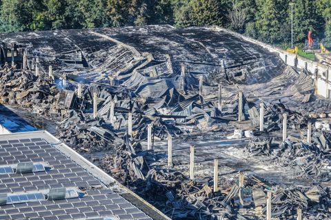 Das Feuer hat Brandruinen zurückgelassen. Foto: Jason Tschepljakow/dpa