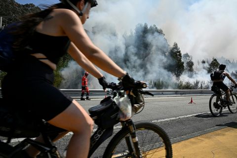 Fahrräder am Rande eines Waldbrands in Nordwestspanien im August