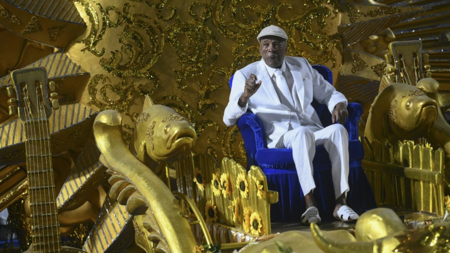 Milton Nascimento bei Karnevalsparade in Rio im März