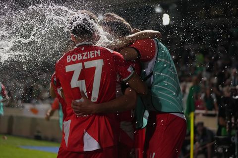 Beim Jubel der Mainzer über das 1:0 gegen Omonia Nikosia warfen Fans der Gastgeber Becher Richtung FSV-Profis. Foto: Petros Kara
