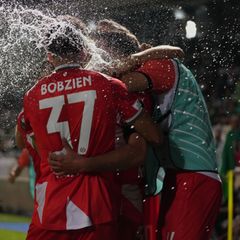 Beim Jubel der Mainzer über das 1:0 gegen Omonia Nikosia warfen Fans der Gastgeber Becher Richtung FSV-Profis. Foto: Petros Kara