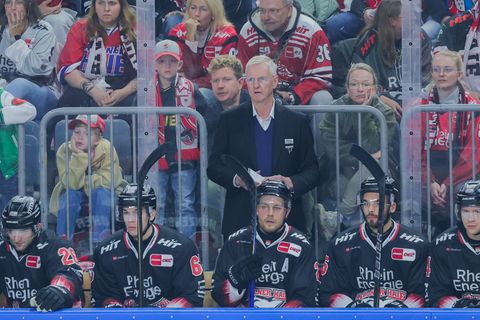 Kölns Trainer Kari Jalonen sieht auch gegen Bremerhaven wieder einen Sieg. Foto: Rolf Vennenbernd/dpa