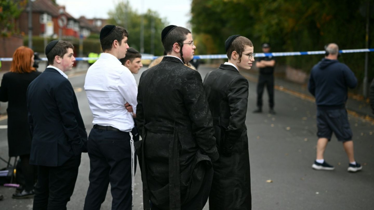Gemeindemitglieder an der Polizeisperre nahe der Synagoge in Manchester