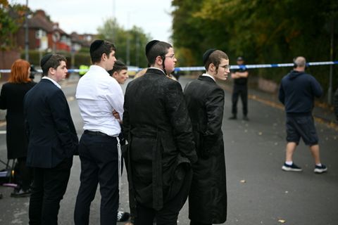 Gemeindemitglieder an der Polizeisperre nahe der Synagoge in Manchester