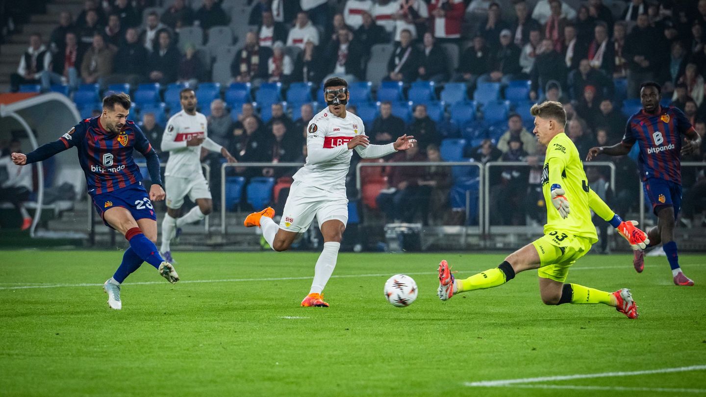 Die frühe Führung für Basel: Albian Ajeti (l.) trifft durch die Beine von Alexander Nübel. Foto: Andreas Becker/KEYSTONE/dpa