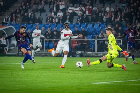 Die frühe Führung für Basel: Albian Ajeti (l.) trifft durch die Beine von Alexander Nübel. Foto: Andreas Becker/KEYSTONE/dpa