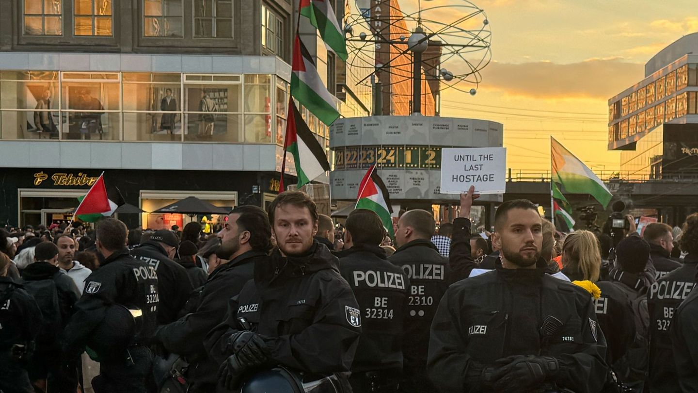 Laut der Berliner Polizei nahmen rund 800 Menschen an der Demonstration teil. Foto: Sven Kaeuler/dpa