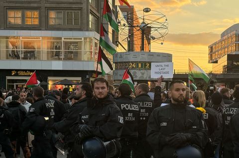 Laut der Berliner Polizei nahmen rund 800 Menschen an der Demonstration teil. Foto: Sven Kaeuler/dpa
