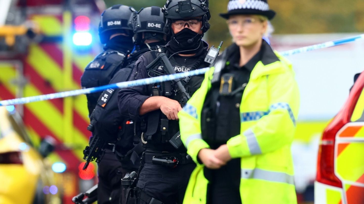 Polizisten nahe der Synagoge in Manchester
