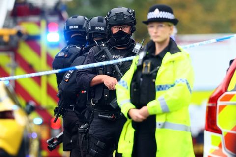 Polizisten nahe der Synagoge in Manchester