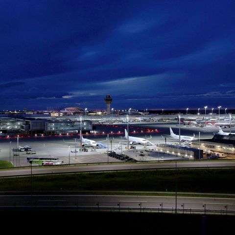 Der Flughafen München bei Nacht